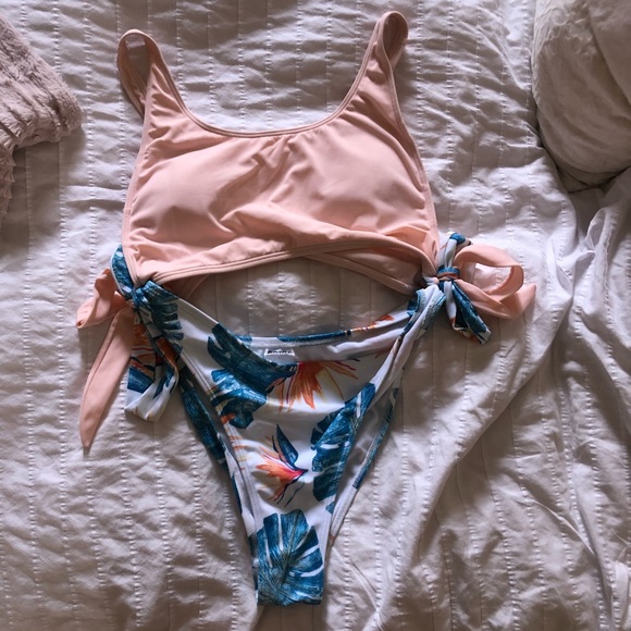 Roxy swimwear medium - Picture 2 of 2